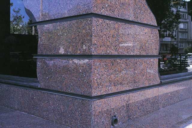 Жидкий травертин фасад дома, цоколь гранит камень, travirtin, granit
