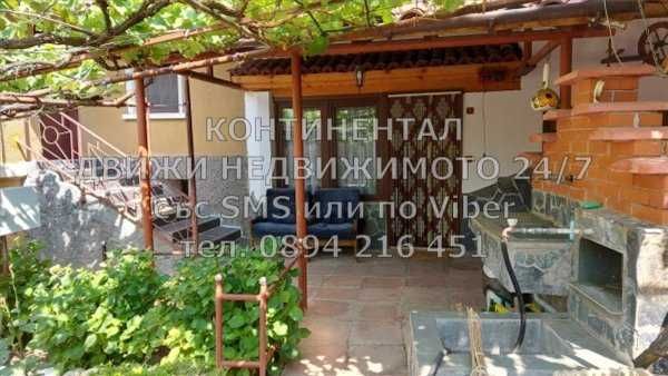Двуетажна тухлена къща 110м2 с двор 500м2 отл. състояние - код 61875