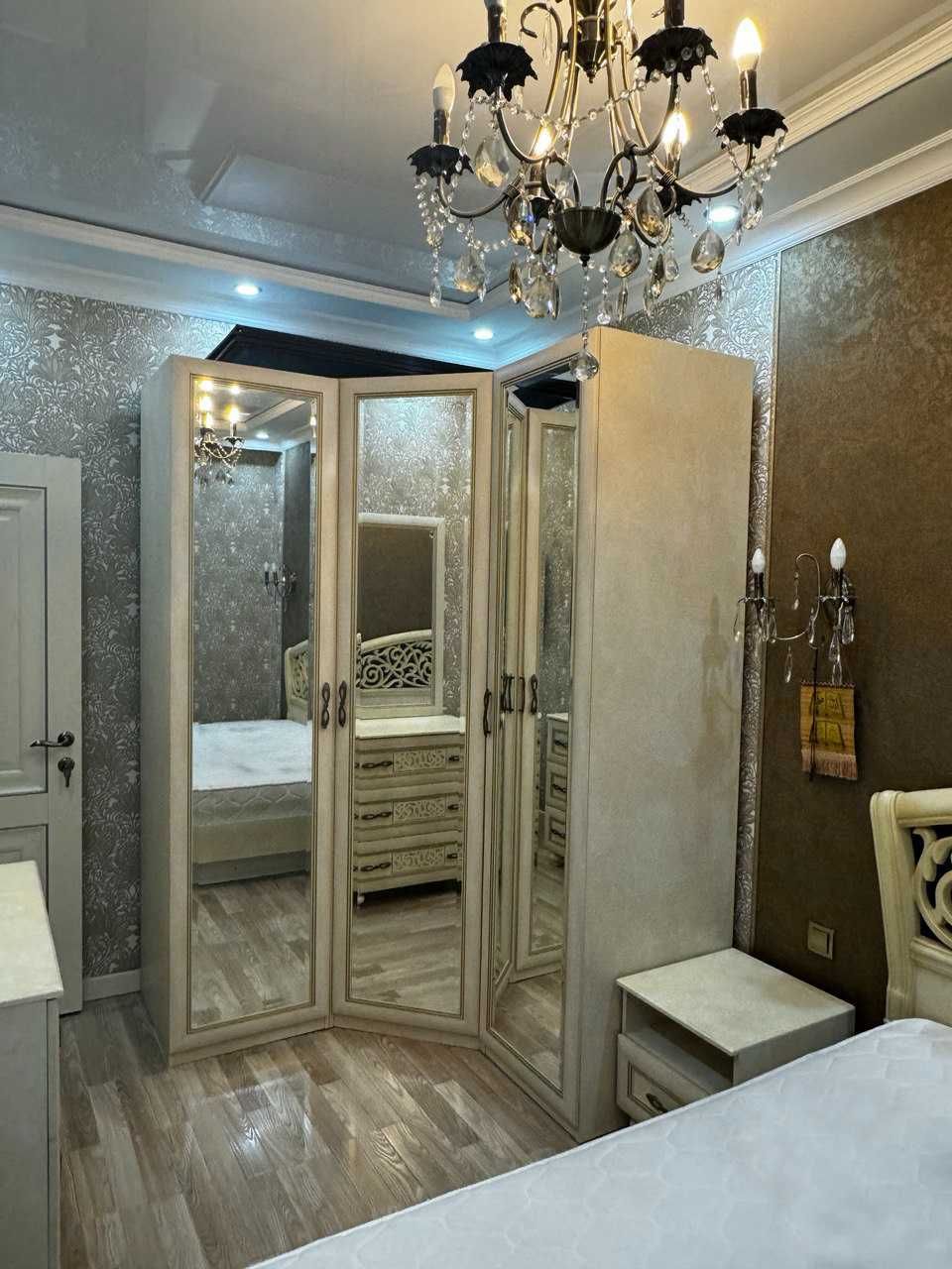 Спальная мебель кровать+тумбы+шкаф+честер.