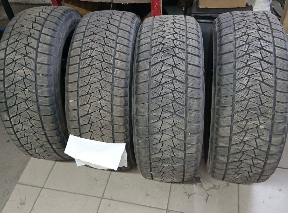 Продам зимние шины Bridgestone