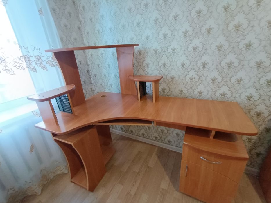 Продам компьютерный стол