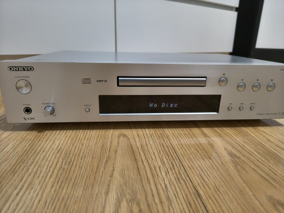 De vinzare CD player Onkyo C7030 .