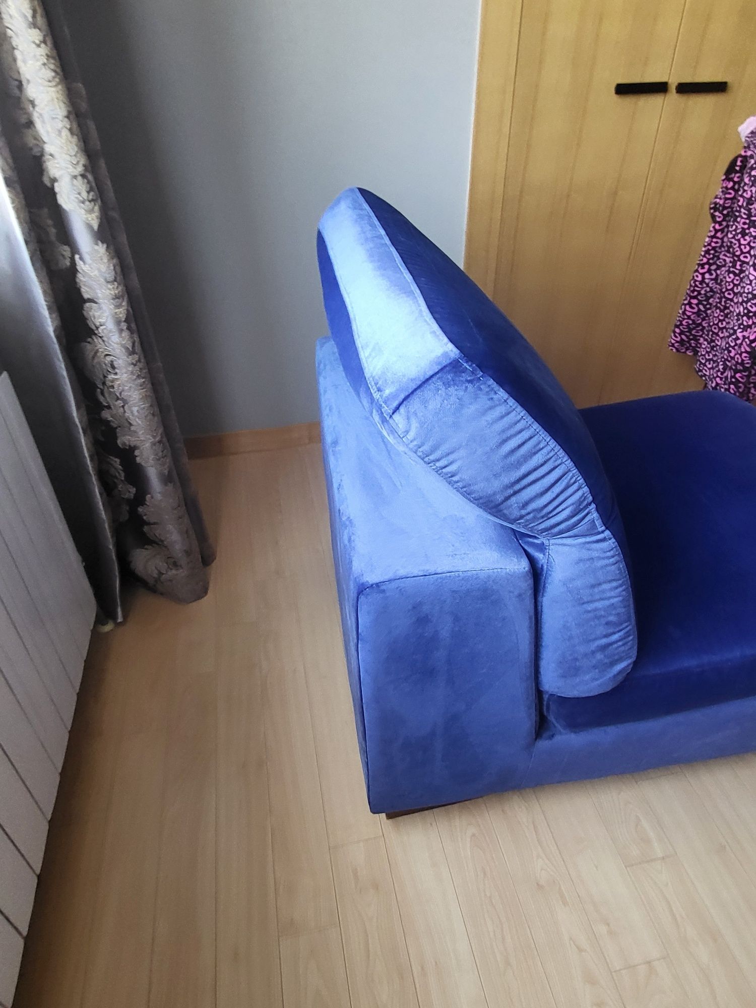 Продам угловой диван с креслом