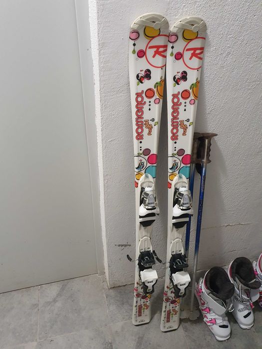 Детски ски, ски обувки и каска