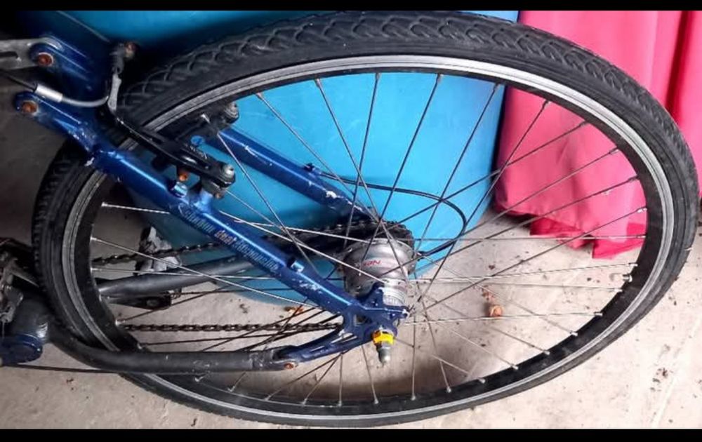 Vand roată pe 28 cu viteze in butuc(sau schimb cu o roata pe 26)cu pin