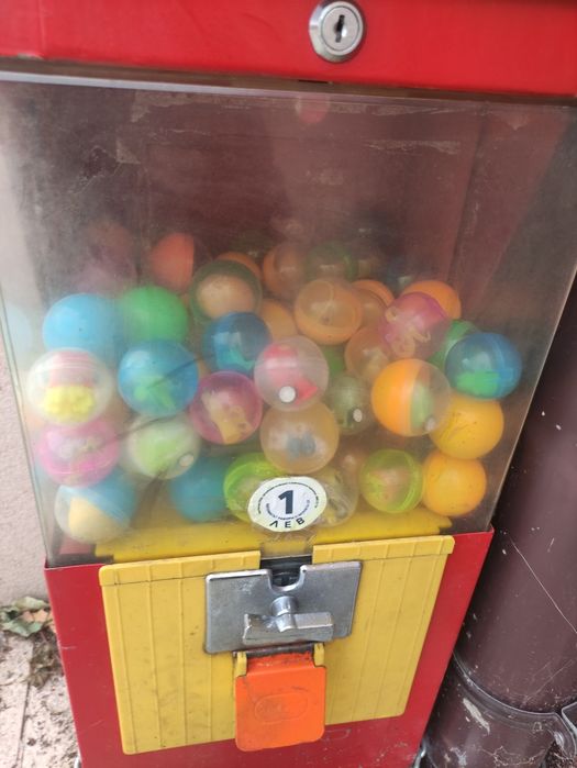 Машина двойна за топчета ф 45 промоция 300 лева и с играчките в нея.