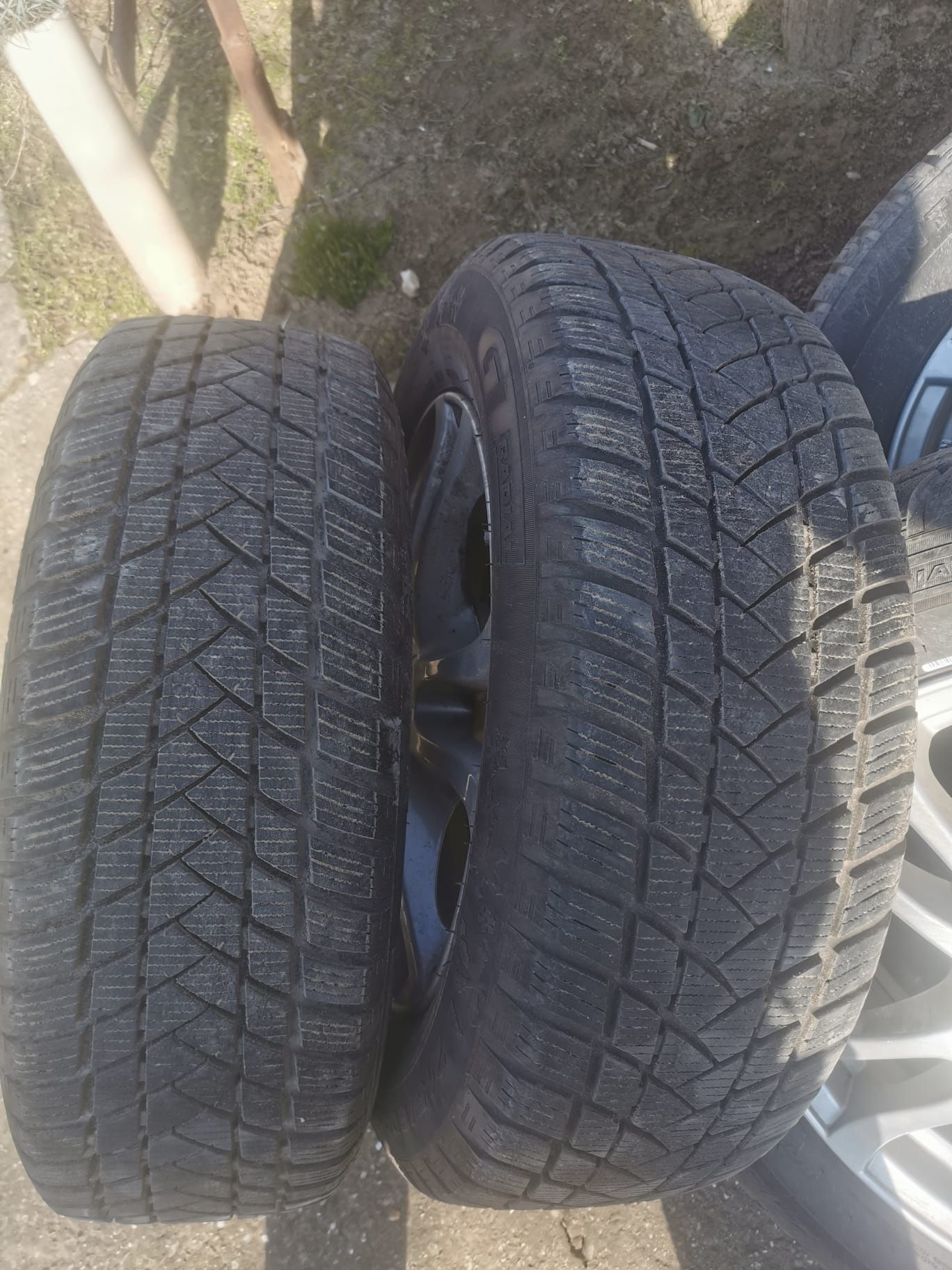 Jante echipate cu cauciucuri de iarna 215/60/R16 și senzori presiune