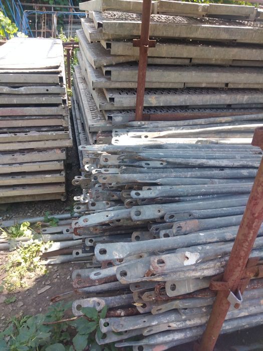 Popi metalici și schela.