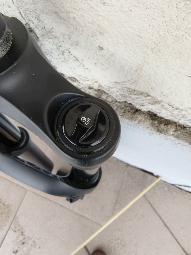 Вилка RockShox Lyric Select RC 2 29" DebonAir 180mm Boost 15X110