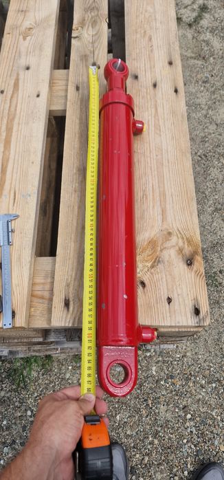 Cilindru hidraulic lungime 66 cm între gauri deschide 40 cm tija 35 mm