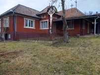 Casă de vânzare în comuna Geaca, jud. Cluj, cu vedere superbă spre lac