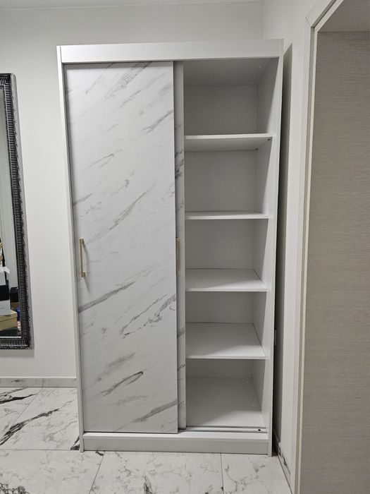 Бял гардероб със мраморен ефект