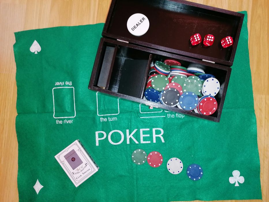 Trusa poker + zaruri + pachet cărți