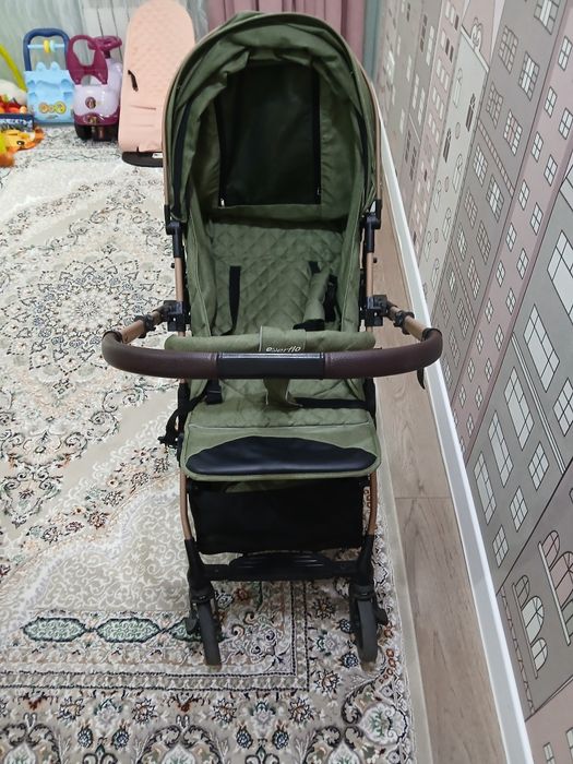 Детская коляска зелёного цвета