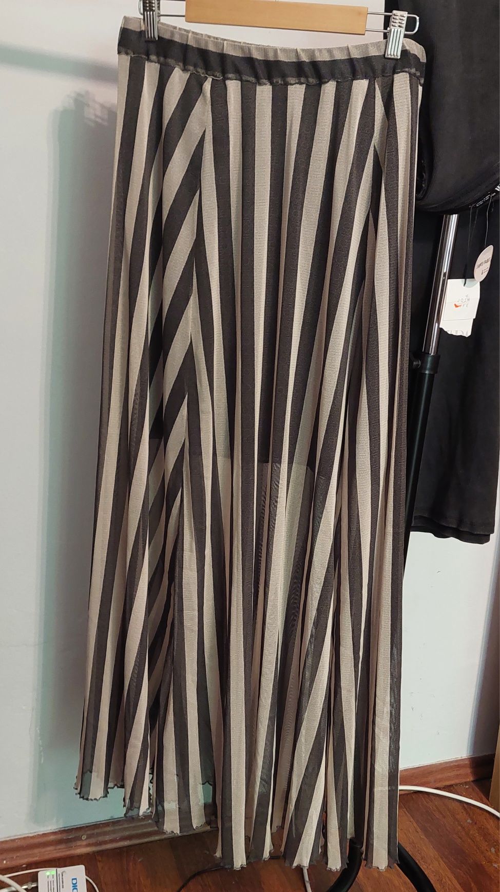 Fusta lunga plisata  de brand Sisley/ stil Zara Massimo Dutti Mango