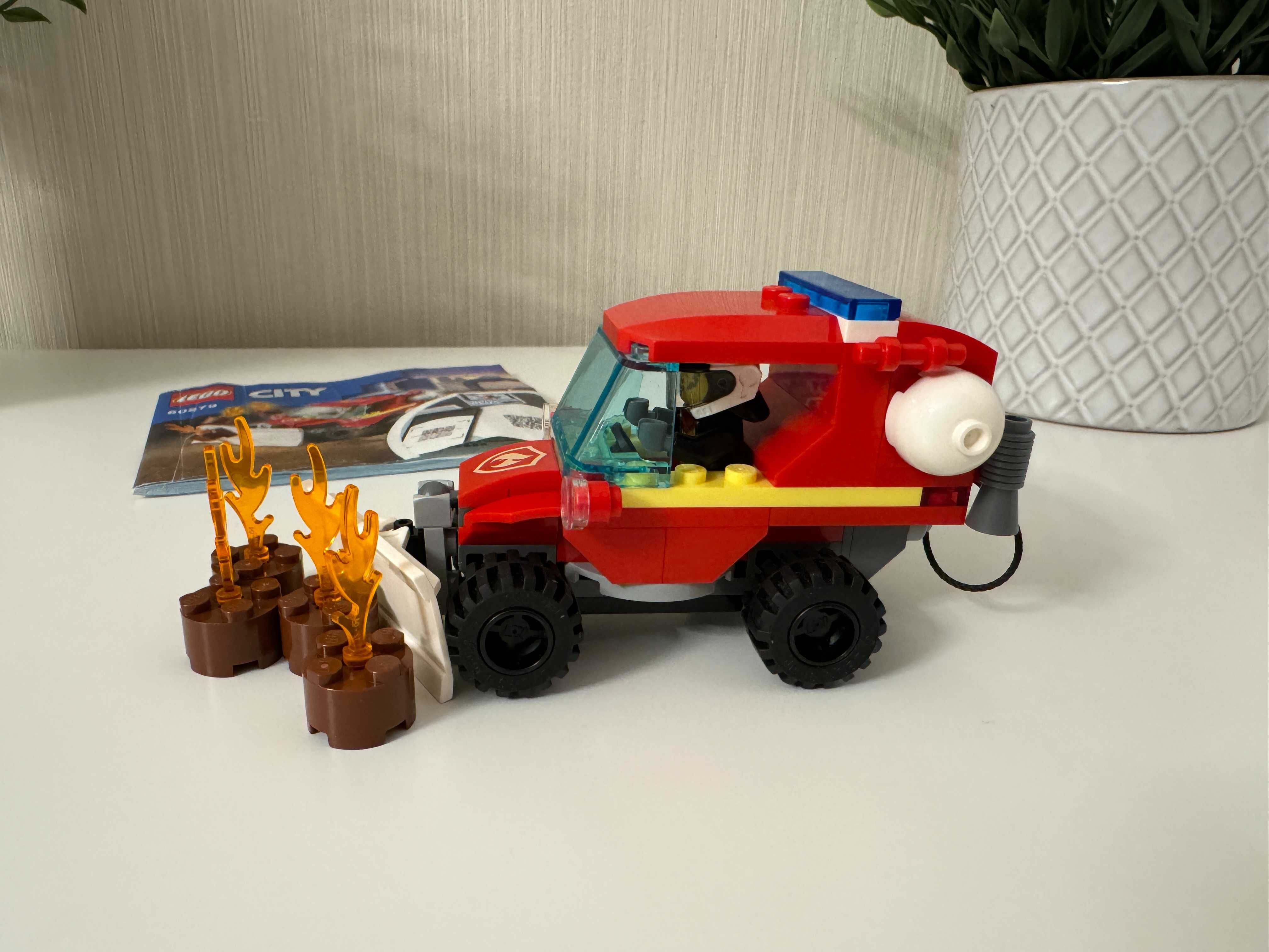 LEGO City Fire - Camion de pompieri 60279, 87 piese