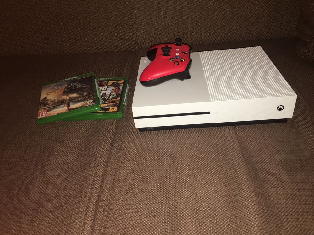 Vand urgent Xbox One S 1TB + 2 jocuri