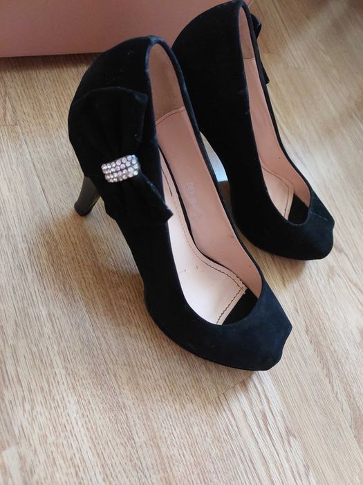 Vand pantofi eleganți