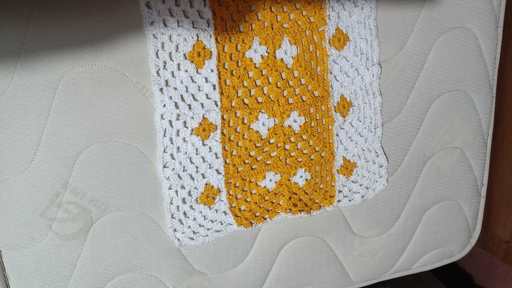 Дълъг двуцветен тишлайфер плетен на една кука