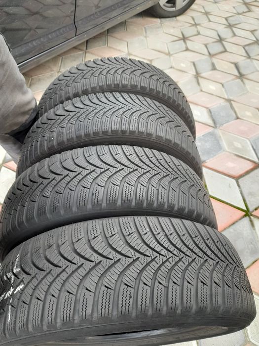 Vand 4 anvelope de iarna 185 65 r15 HANKOOK foarte bune