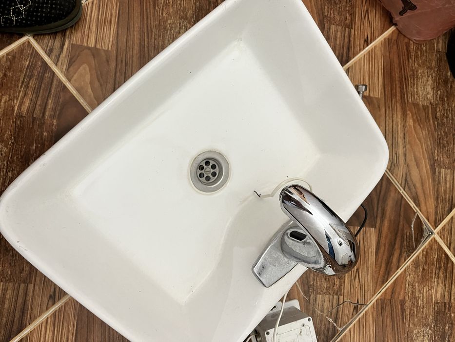 Раквины для ванны и для туалета в хорошем состояний!