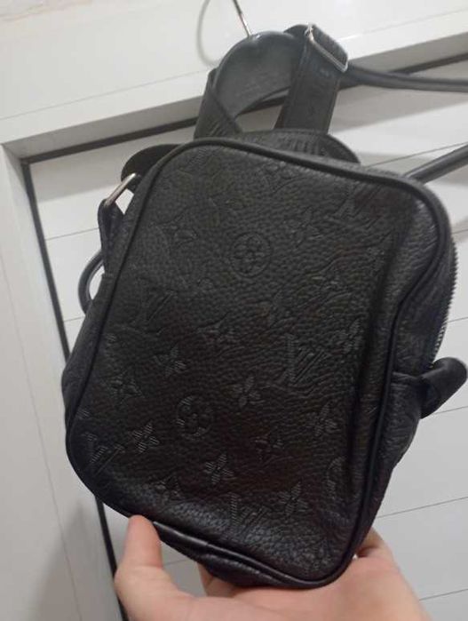 Чисто нова оригинална чантичка Louis Vuitton със сертификат