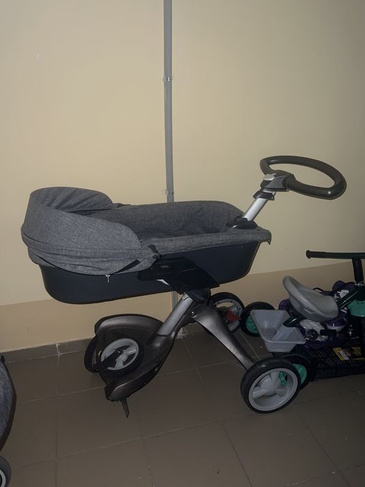 Продам целую коляску stokke можно на запчасти