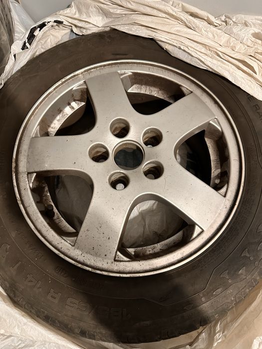 Vând Roți 5x100, 185/65/R14, 3 anvelope bune doar