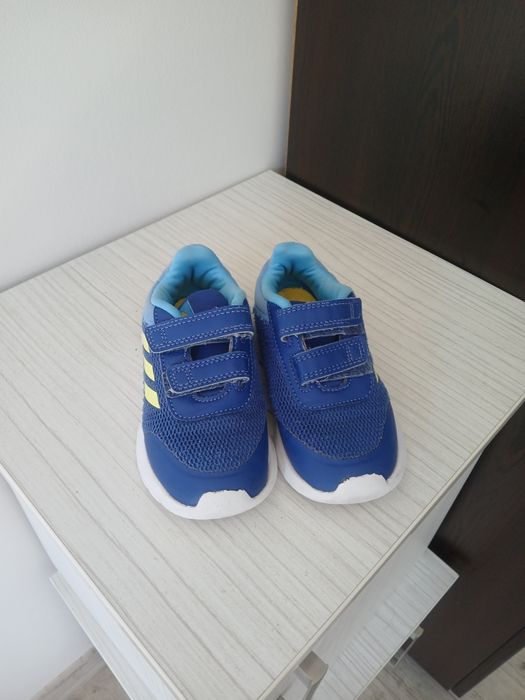 Маратонки adidas 26 номер