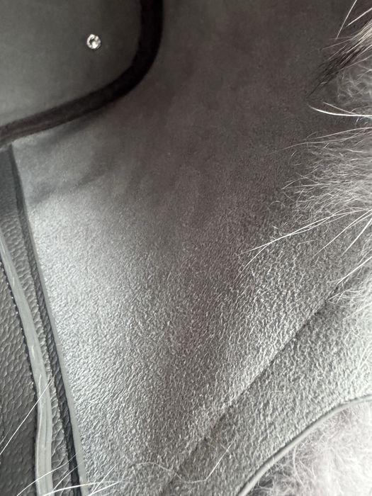 Стилна дамска чанта от естествена кожа и естествен пух