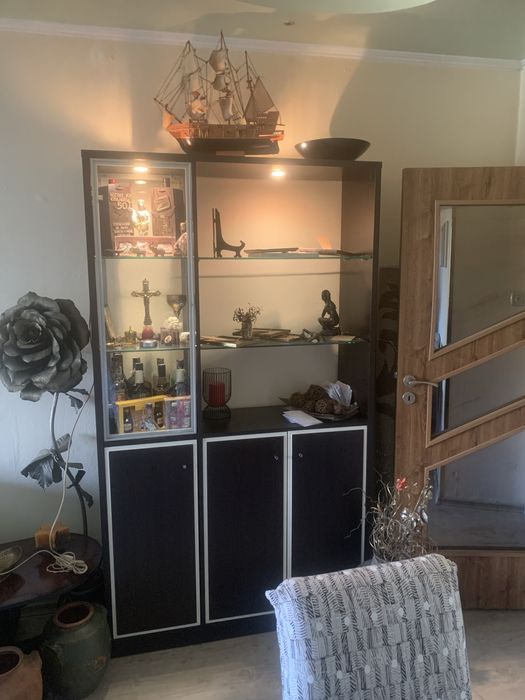 Бюфет/секция, вратички отварящи се отзад и тпред.