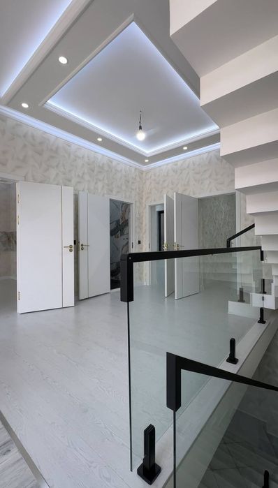 Chilonzorda 1 sotixli 5 xona uchaska sotiladi