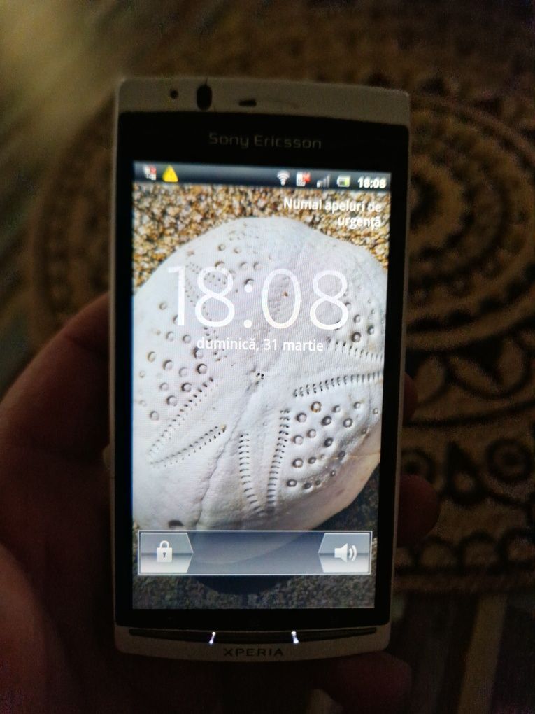 Vând un sony Xperia arc s preț 100 ron impecabil.