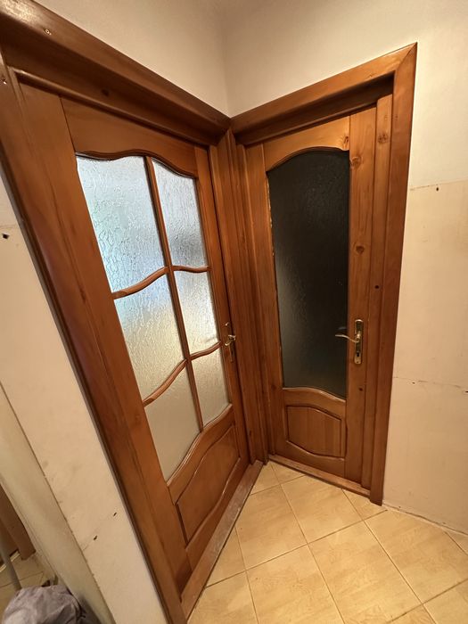 Usa de interior din lemn lacuit cu toc