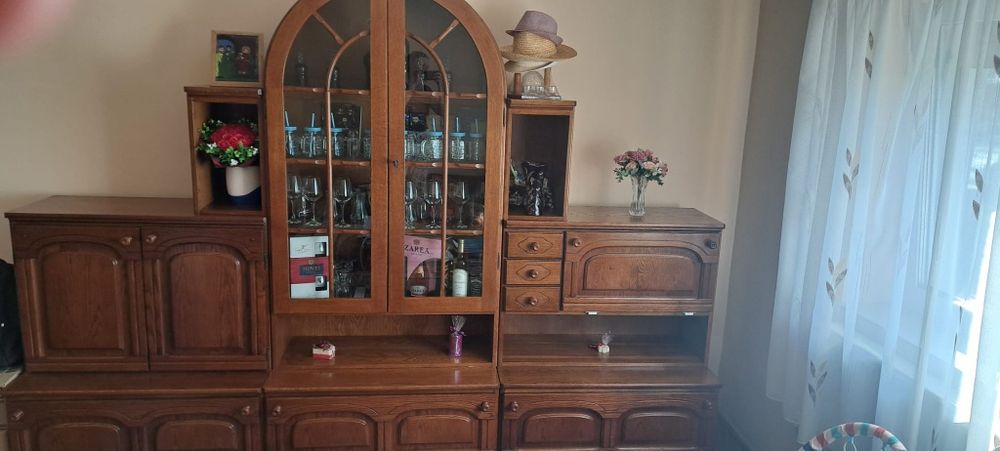 Vand mobila din lemn masiv