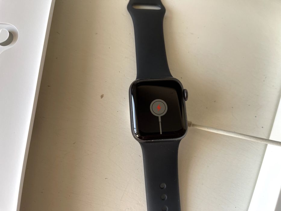 Apple Watch Series 6 GPS 40mm Space Gray OLED Blood Oxygen Heart Rate