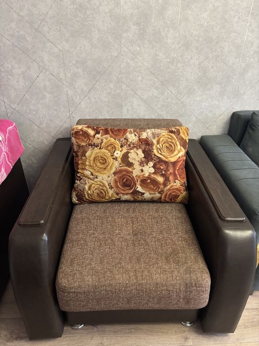 Кресло с пуфиком