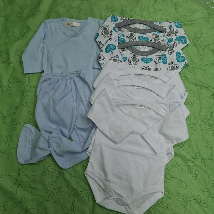 6 body bebe  plus o pereche pantaloni 0-3 luni