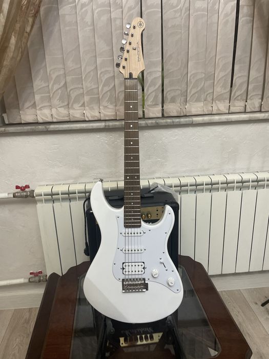 Электрогитара Yamaha Pacifica 012 и комбоусилитель Marshall Mg15R