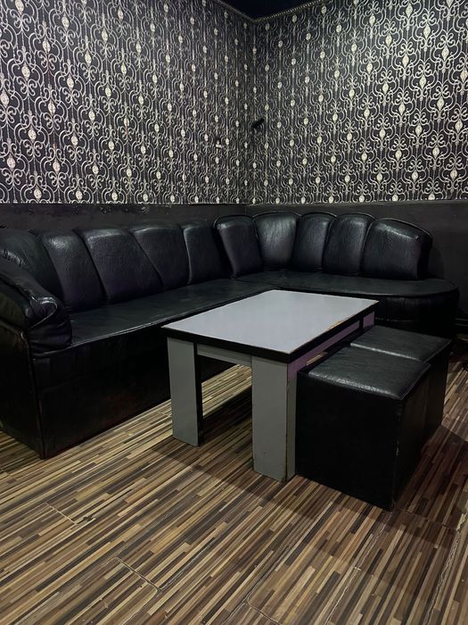 Vând set canapele bar și tamburet  + bonus,  mesele CADOU