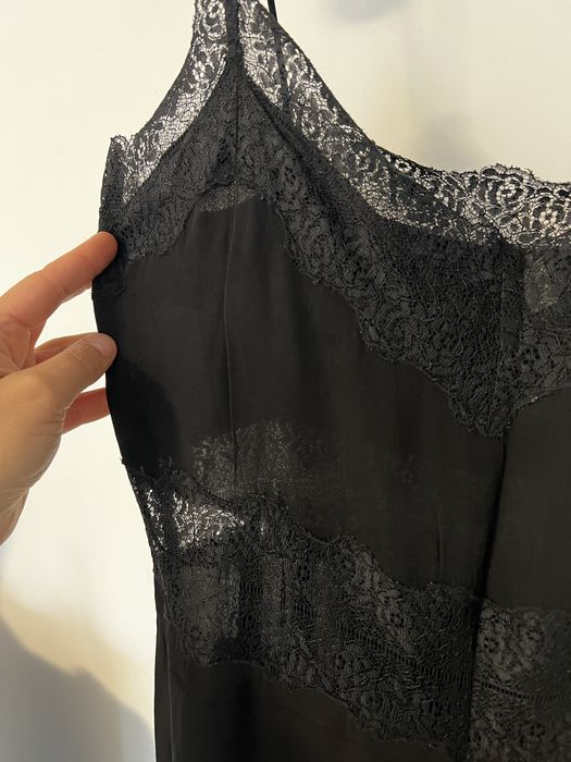 Salopeta neagră cu dantelă de la Zara