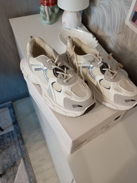 Продам женские кроссовки