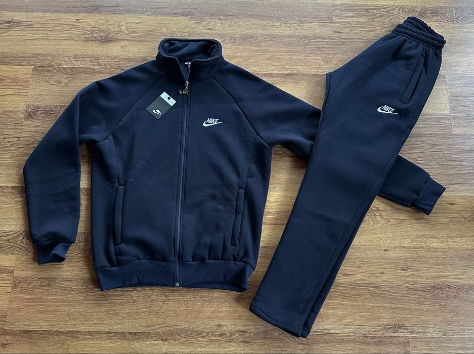 Мъжки,ватиран,тъмно син екип Nike с бродирано лого и ципове на джобове