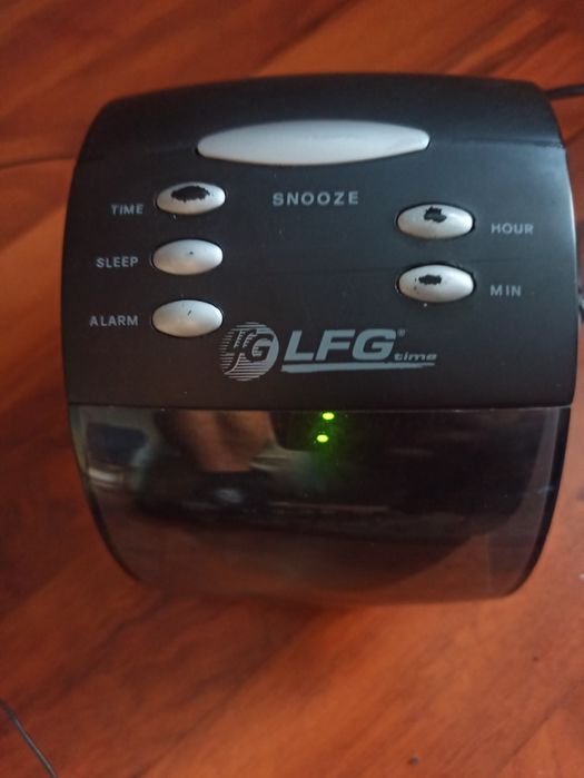 Aparat radio cu ceas