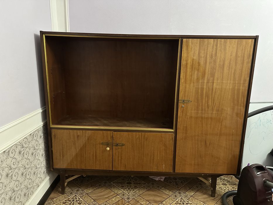 Шкаф шифоньер сервант зеркала тоже есть