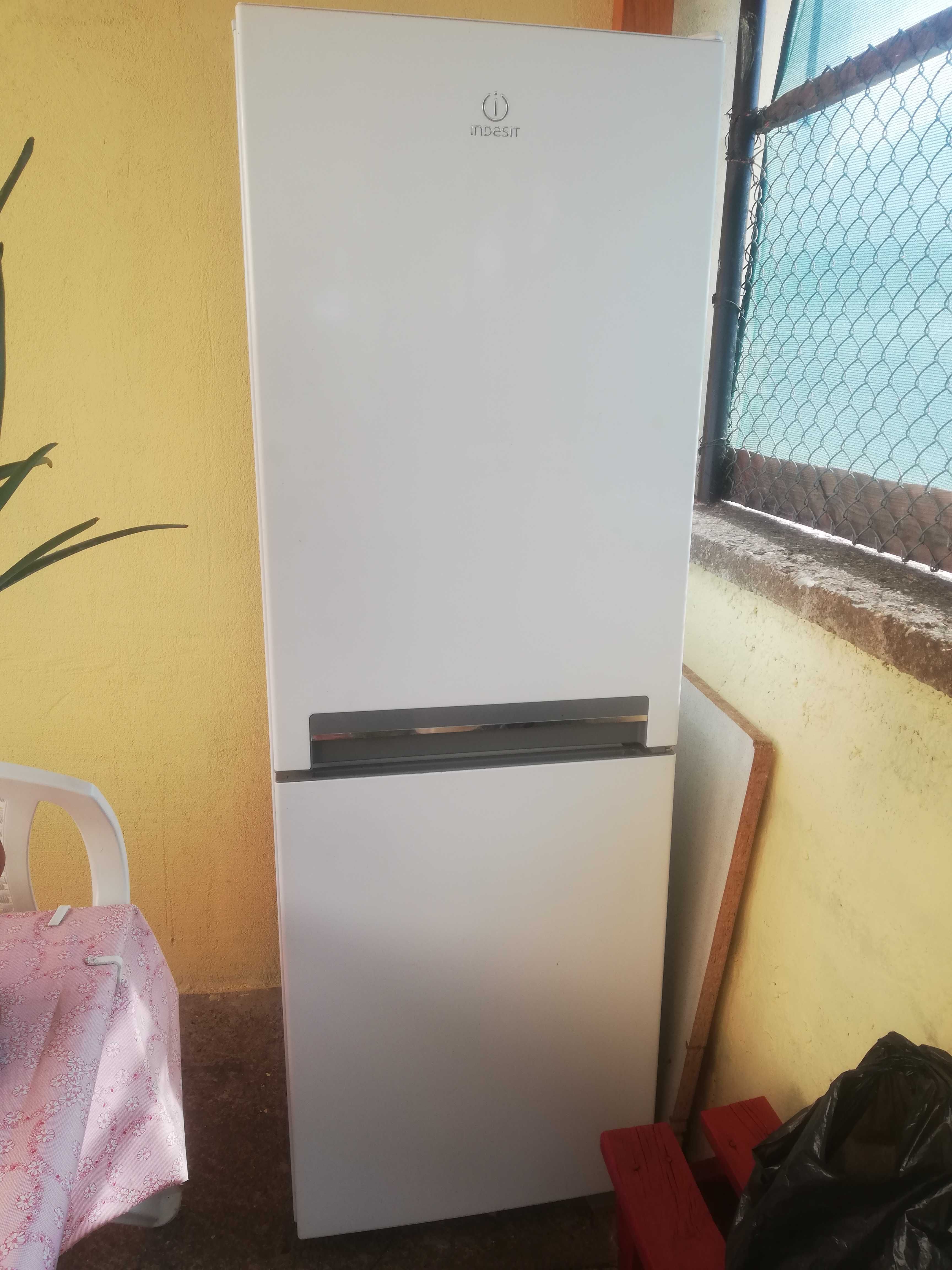 Хладилник с фризер Indesit за ремонт или части