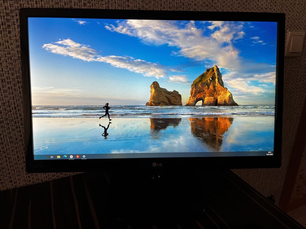 Монитор LG с переходником для HDMI