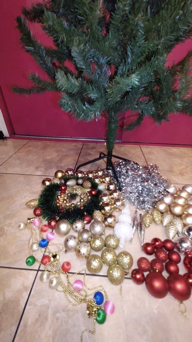 Brad artificial cu decorațiuni