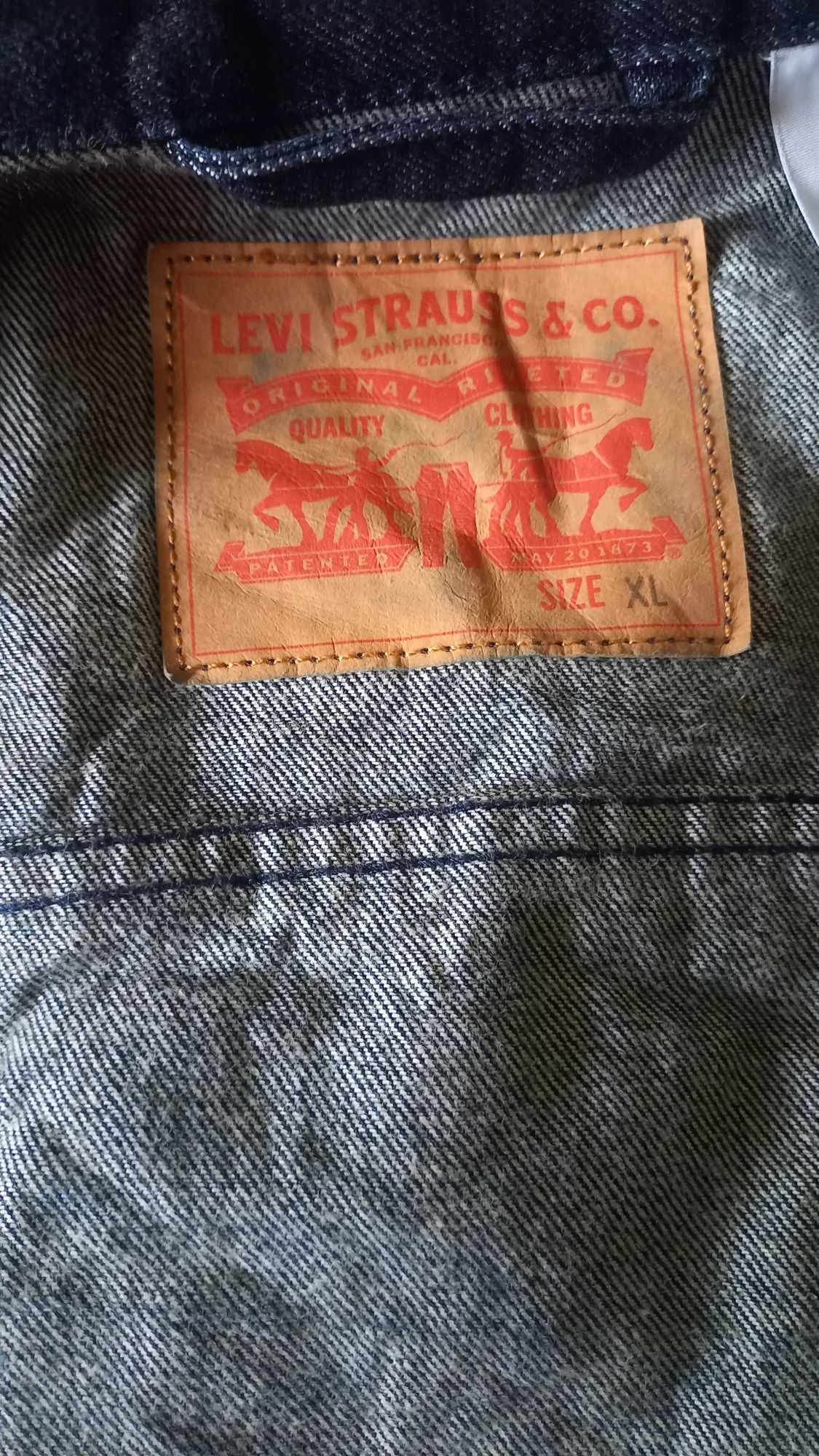 Продам джинсовую куртку " Levi Strauss"