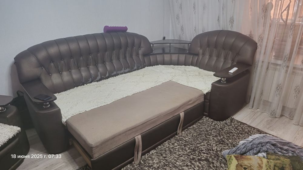 Продам Диван, требует перетяжки.